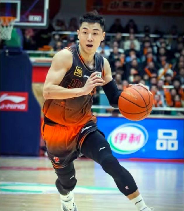 赛后CBA季后赛焦点战；阿贾克斯防线松动；信心回归；年轻球员得到机会的简单介绍